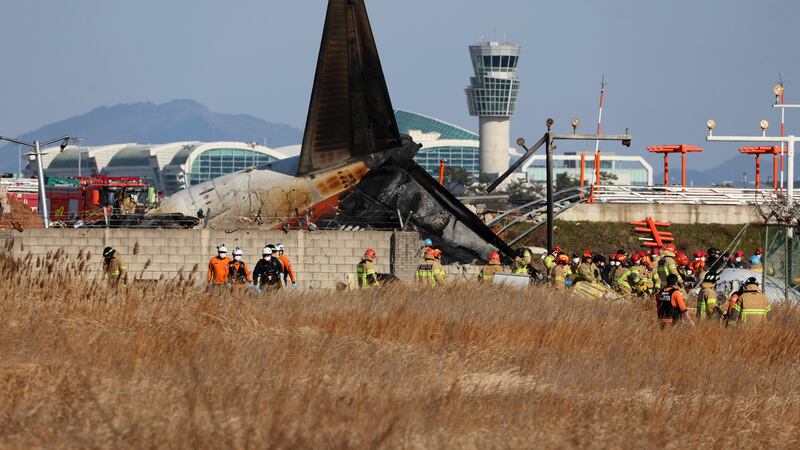 Suben a 179 las víctimas del accidente aéreo en Corea; empresa pide perdón