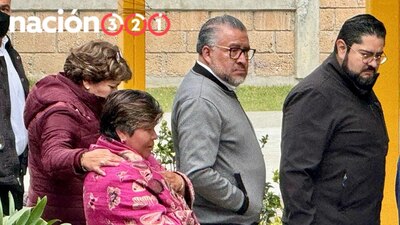 Acompañada de su secretario de Gobierno, la maestra habló con comuneros