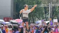Piñata del diputado de Morena, Cuauhtémoc Blanco, aparece en la marcha del #8M en la CDMX