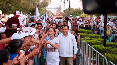 El morenista sufrió un percance cuando salía de un mítin