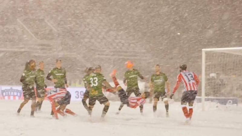 VIDEO: Tormenta de nieve y un golazo de chilena dejan final de fotografía en la liga canadiense