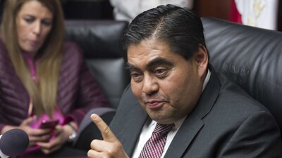 El senador perredista afirmó que no dejará su puesto