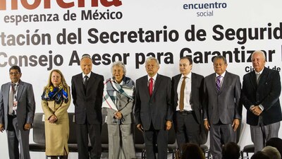 AMLO (centro) junto a su propuesta para integrar un Consejo Asesor para Garantizar la Paz