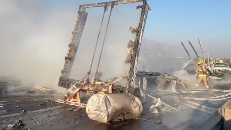 VIDEO: Tráilers chocan de frente y quedan deshechos en la carretera Silao-Irapuato