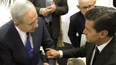 El primer ministro Benjamin Netanyahu (izq) conversa con Enrique Peña Nieto en 2016