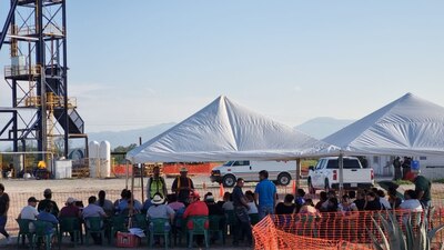 Desde el jueves por la noche, los deudos se apostaron al exterior del complejo minero ubicado en San Juan de Sabinas