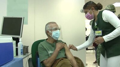 El señor Alberto Bringas fue la primera persona en ser vacunada en la campaña para inmunizar a adultos mayores