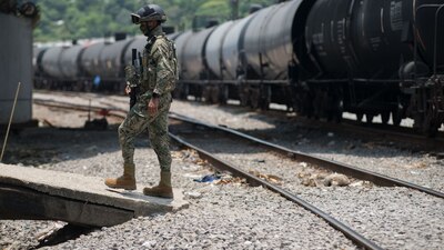 The Wall Street señala que el gobierno expropió un tramo de ferrocarril operado por Ferrosur