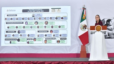 CIUDAD DE MÉXICO, 04JUNIO2026.- Claudia Sheinbaum, presidenta de México, durante su intervención en la conferencia matutina realizada en Palacio Nacional en la que mostró a las personas del crímen organizado detenidas por la Defensa Nacional de 2018 a 2024.
FOTO: MARIO JASSO/CUARTOSCURO.COM