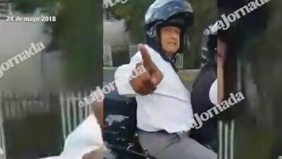 De nueva cuenta se subió a una moto para llegar a tiempo a un mitin