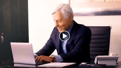 En distintas tomas y profesiones aparecen personas con la máscara de López Obrador