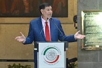 Asegura Noroña que quienes critican su viaje a Palestina están a favor del genocidio