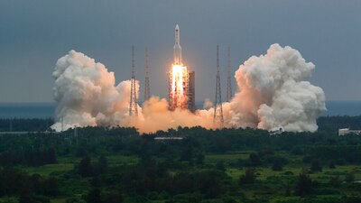 Cohete Long March 5B que transporta un módulo para la estación espacial china