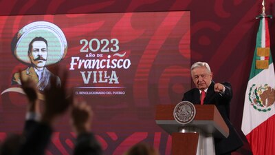 Detalló que el bastón de mando tiene cintas de colores