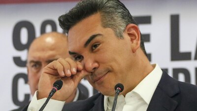 Se le acusa de Desvío de fondos federales, lavado de dinero, enriquecimiento ilícito, etc.