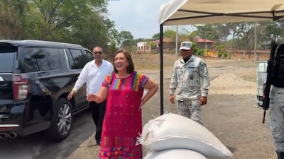 Se detuvo a saludar a los elementos de la Guardia Nacional