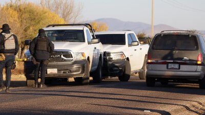 La zona donde se hallaron los cuerpos fue acordonada por la policía para que los estudiantes no se acercaran.
