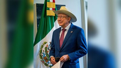 Tuvo que entrar por otra puerta debido a manifestación de la CNTE