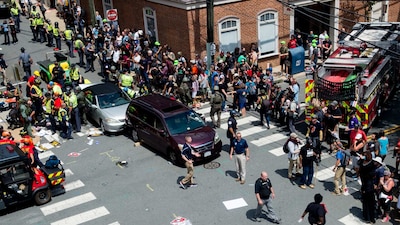 Un hombre atropeyó a una mujer durante una manifestación de la extrema derecha en Virgia, Estados Unidos