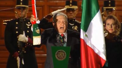 El presidente durante el Grito de Independencia desde el balcón de Palacio Nacional
