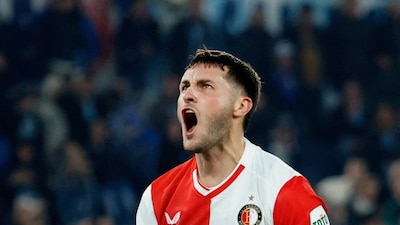 Santiago Giménez sí metió gol, pero en su portería