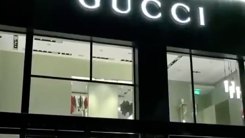 Sujetos armados asaltan tienda Gucci en Polanco y huyen en motocicleta