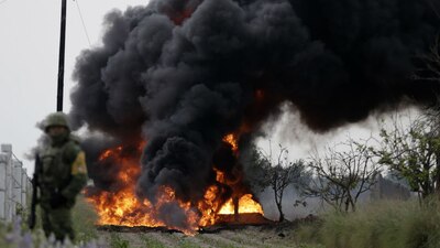 Bomberos y el Ejército apagan un incendio en una toma clandestina en Puebla