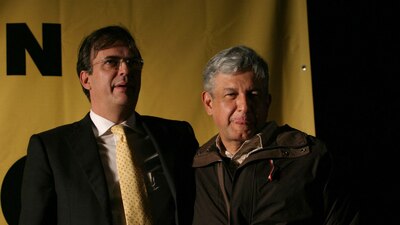 Marcelo Ebrard junto a López Obrador en noviembre de 2006, cuando el primero tenía unos meses como jefe de Gobierno de la CDMX