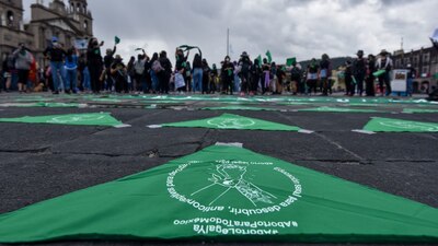 Permite a las mujeres la interrupción legal del embarazo hasta las 12 semanas en zonas urbanas