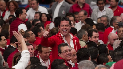 Desde muy joven Aristóteles Sandoval, perteneció Al tricolor, posteriormente renunció a su militancia