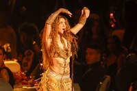 Shakira sorprende a sus fans con concierto afuera del hotel donde se hospedaba en Chile