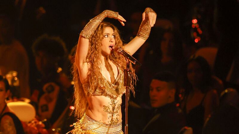 Shakira sorprende a sus fans con concierto afuera del hotel donde se hospedaba en Chile