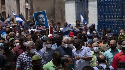 Cientos han salido a las calles a protestar por las condiciones de vida en la isla