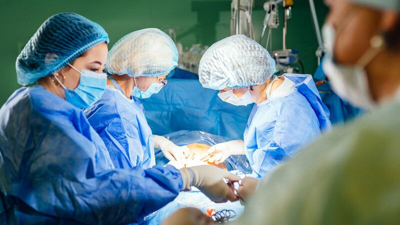 Muere mujer durante cesárea; médicos buscaban tutorial en YouTube