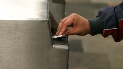 Actualmente el costo por cada boleto para el ingreso al Metro es de cinco pesos