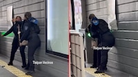 VIDEO: captan pleito entre 2 mujeres policía en el Metrobús de la CDMX