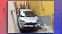 VIDEO: Automovilista queda ‘atorado’ en un estrecho callejón en Italia