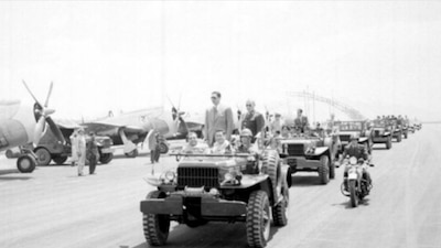 El presidente Miguel Alemán (centro) durante la apertura de la base aérea de Santa Lucía