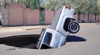 Socavón en Hermosillo ‘devora’ una camioneta y deja a un motociclista herido