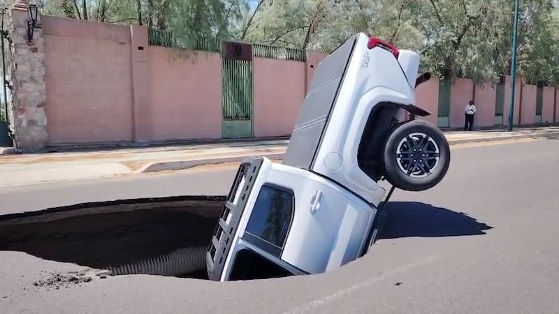 Socavón en Hermosillo ‘devora’ una camioneta y deja a un motociclista herido