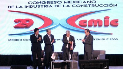 AMLO (tercero, de izquierda a derecha) junto a Juan Pablo Castañón (derecha) durante una plática con empresarios