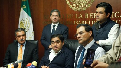 Ocho senadores, liderados por Miguel Barbosa, pasaron de la bancada del PRD a la del PT.