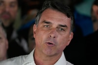 Flávio Bolsonaro se proclama “verdadero presidente electo de Brasil”