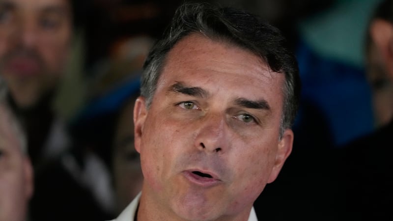 Flávio Bolsonaro se proclama “verdadero presidente electo de Brasil”