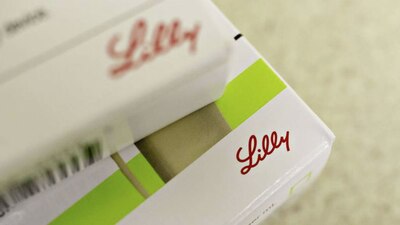 A finales de enero, Lilly afirmó que la combinación  reducía las posibilidades de hospitalización y muerte