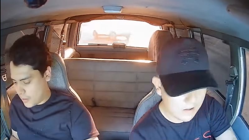 VIDEO: Sujetos roban camioneta de Walmart y, tras ver que son grabados, abandonan la unidad