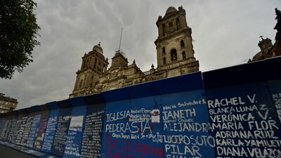 Cientos de nombres fueron plasmados en las vallas que rodean el Palacio de Gobierno y la Catedral en la CDMX