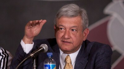 López Obrador en 2011 en el auditorio Ricardo Flores Magón de la Facultad