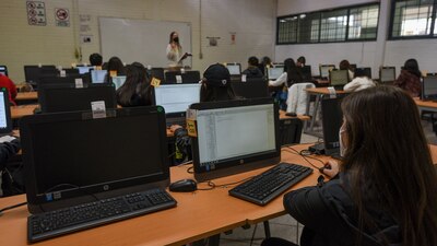 Tienen inscritos a 25 mil alumnos, pero solo el 50 por ciento acude de manera presencial