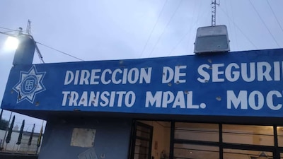 Además de rafaguear las fachadas y puertas, quemaron vehículos